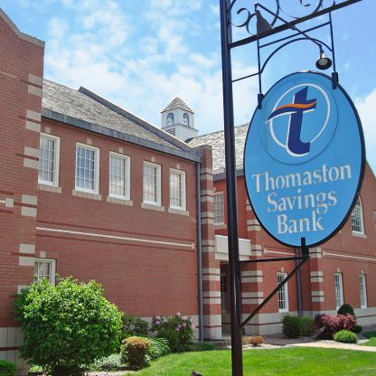 Outdoor shot of Thomaston Savings Bank branch in Thomaston, CT on Main Street