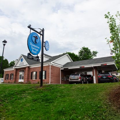 Outdoor shot of Thomaston Savings Bank branch on Farmington Avenue